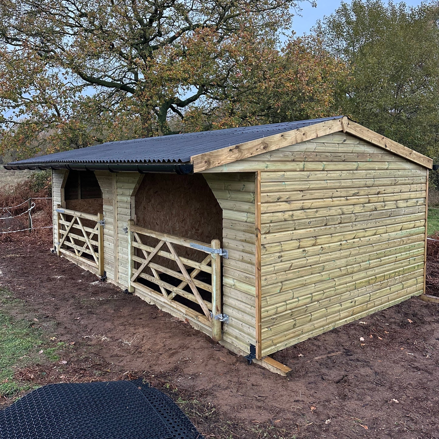 Double field shelter with timber gates