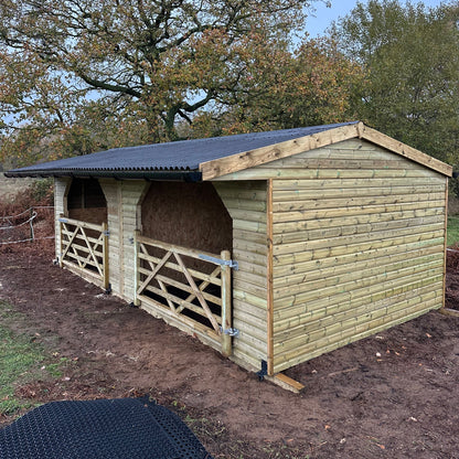Double field shelter with timber gates